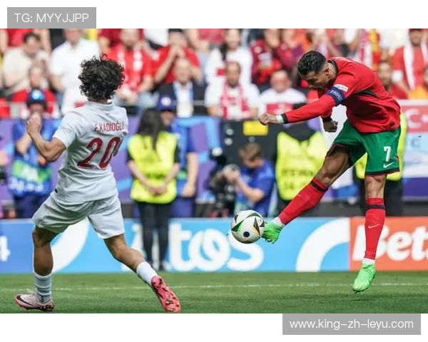 C罗赛前鼓舞全队展现老将风范，c罗踢比赛